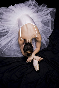 高清晰度照片芭蕾舞者坐在腿上高品质照片分裂柔软的工作室图片