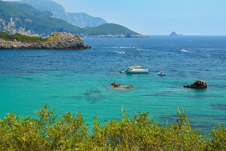 夏天丰富多彩的采取在希腊Kerkyra的科孚岛美丽Paleokastrica海滩景观美丽多彩的岛屿用于暑假和旅行图片