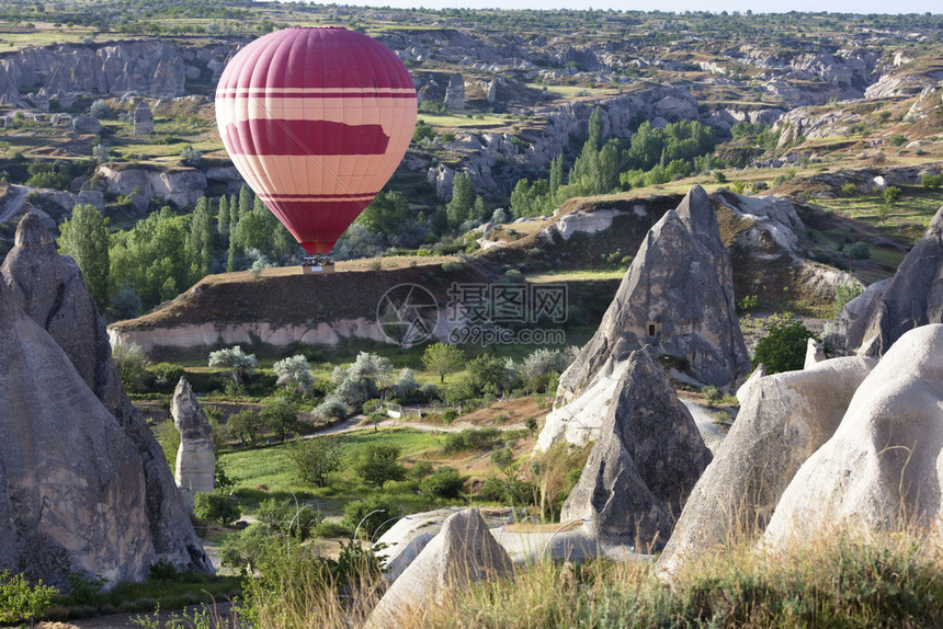 土耳其卡帕多西亚的红色气球图片