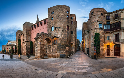 哥特老的上午在加泰罗尼亚巴塞纳的那马城Barcino和PlacaNova两市大门墙壁全景普拉卡图片