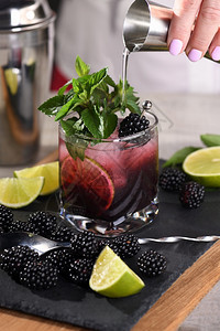黑莓夏季莫吉托鸡尾酒冷淡的有机精饮料果子石灰薄荷食物庆典透明图片