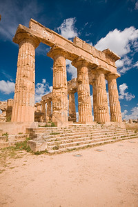 情绪观光意大利西里Selinunte希腊寺庙的废墟大理石图片