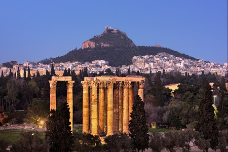 希腊雅典晚间奥林匹安宙斯寺和莱卡贝特图斯山的景象观历史蓝色的图片