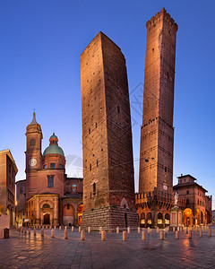 建造阿西内利欧洲的上午两座塔楼和圣巴托洛梅奥奇萨意大利博洛尼亚艾米利罗马尼图片