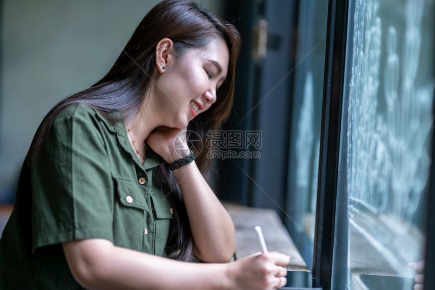 在数字平板电脑和手提子笔咖啡杯以及店等背景通信概念上工作的妇女临时注意到了这个数字平板电脑和子笔与膝上型脑在咖啡店里喝商业报告漂图片