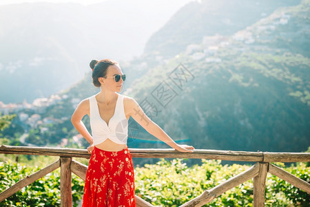 岩石教科文组织在意大利欧洲度假的女青年观光客看望马纳罗拉的风景意大利古里亚辛克特尔CinqueTerre颜色图片