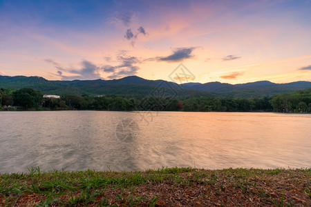 平静的阳光麦AngKaew清迈大学自然森林山景与夜晚蓝色的日落天空背景风为时尚林山图片