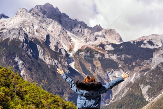 森林亚洲女旅行家的视野举起两只手在青月谷李江玉龙雪山梁云南旅行和游观光者概念中的蓝月河谷自然季节图片