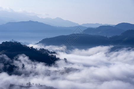 泰国北部山谷美丽的清晨雾梅洪孙潘加宝美丽雾山上有温暖的光芒风北方禁止环境图片