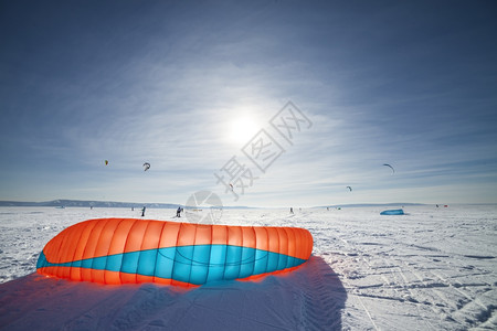 冬季雪地风筝冲浪者背景图片