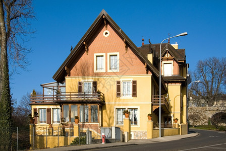 瑞士洛桑附近的一条主要公路旁边的一栋房屋子阳台叶片图片
