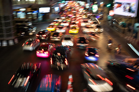 散景汽车上的Bokeh灯光在路中间的深夜车尾灯反映适合用作媒体广告的背景a用于媒体广告合适的交通图片