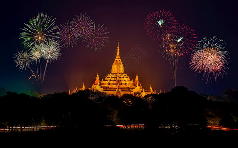 文化旅游在现场中间的夜幕天空一寺庙里放烟火场景图片