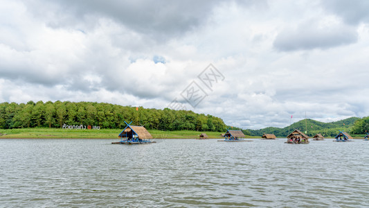 当地的户外闲暇蓝天下水面中间的竹布木筏避难所是漂浮餐厅作为泰国罗艾省怀开克赖兴储藏地旅游景点有169个宽屏竹子木筏在漂浮餐馆图片