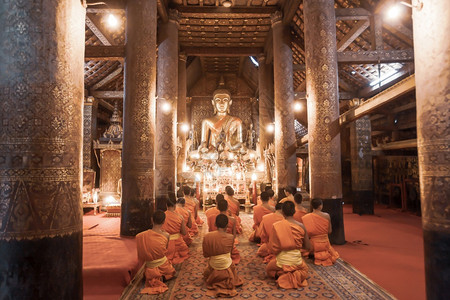 新手文化銮老索夫在WatXiengThongLuangPrabang老挝Sopt等古老寺庙祈祷佛像图片