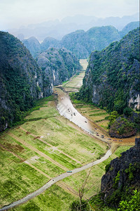 山环境自然清晨在越南宁滨附近的TamCocTamCoc漂浮在河上水稻田和石灰岩之间航行的旅游船地貌和目的背景图片