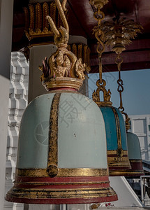 古老的钟声挂在泰寺庙门外的柱子上相信敲铃的人会得到好运有选择地集中注意力质地好的优图片