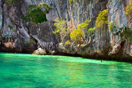岛在泰国安达曼海马拉科特洞穴附近游泳者图片