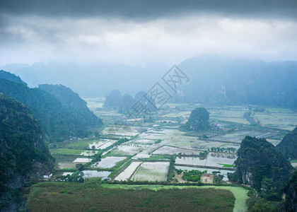 景观大米田和越南村的令人惊叹全景在越南旅游地和目的NinhBinh大雾中的石灰岩戏剧爬坡道图片