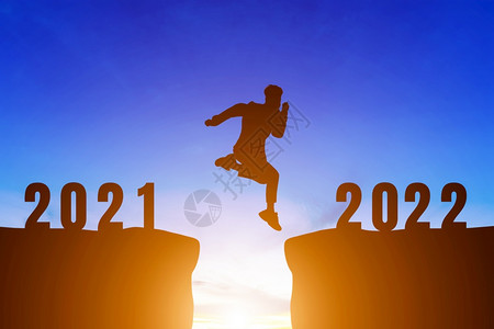 山新年快乐20西尔休埃特一个帅的男人跳跃感到很高兴的动201年早上到0年日出在地平线背景健康与新年概念上夏天十二月图片