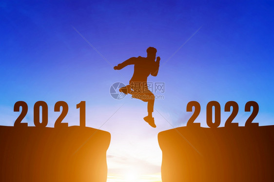 山新年快乐20西尔休埃特一个帅的男人跳跃感到很高兴的动201年早上到0年日出在地平线背景健康与新年概念上夏天十二月图片