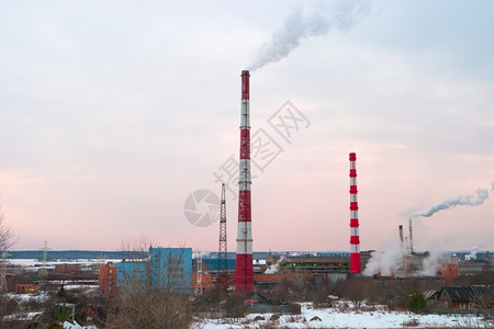 高的肮脏烟囱俄罗斯卡丽利亚Kondopoga的纸浆和造厂烟管图片