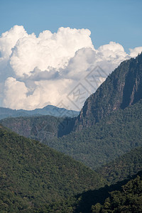 假期雨林地区高山泰国北部家公园下着雨云位于泰国北部在热带雨林地区农村水平的图片