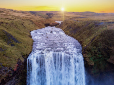 岩石全景冰岛自然观中的冰岛瀑布Skogafos在冰岛自然地貌的斯科加福岛自然景观中以冰岛自然地貌南空中无人驾驶飞机对顶层瀑布的景图片