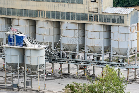 工厂采石场为建筑工程的矿业中大筒仓腰带传送器和采矿设备机械工作图片