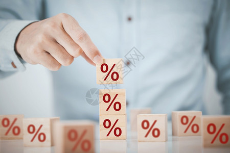 增值税成功商人选择顶端的木块上面有百分数符号图标金融概念利率和按揭百分比图片