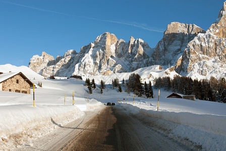 在意大利北部多洛米特人区的一幅闪光冬季景象乡村天空街道图片