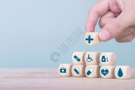 控制手在木块保健和医疗险概念上选择一个表情圣像的保健医疗符号b健康护理和医疗保险概念心图释图片