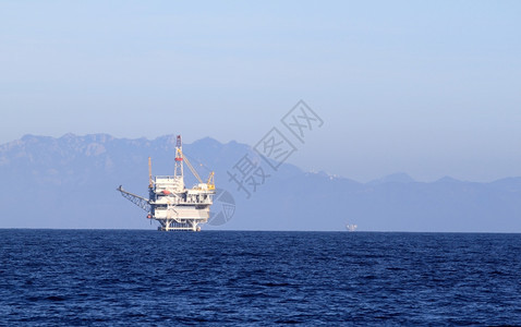 泵日出海洋VenturaCalifornia附近一个海石油钻井平台图片