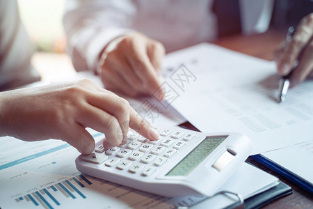 钱公司财务问题和解决办法概念的计算在现代办公室工作的商业企人员在公司中计算财务问题和解决办法概念预算平衡图片