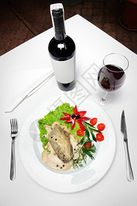 沙拉咖啡店盘子白桌布上的和上装有的葡萄和酒图片