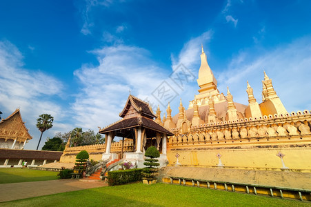 老田蓝天下卢安寺法拉万象老挝旅游地貌和目的金佛陀罗神庙教塔座和宗建筑及里程碑美丽的景观图片