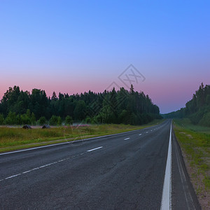 蓝色的一条空直沥青路通向粉红黎明在无云蓝天下沉雾的夏天清晨俄罗斯联邦高速公路A19在白夜赛季清空直阿斯塔特路速度乡村的图片