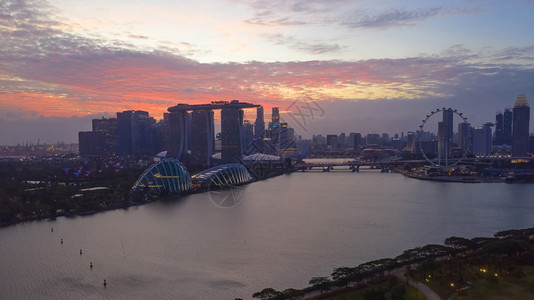 天空SINGAPORE新加坡2型空中无人驾驶飞机对新加坡商业区和城市MarinaBay的空中巡视于20年月日位于新加坡中部地区建图片