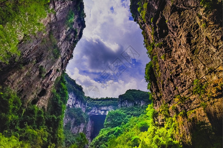 怪诞的洞穴长水峡谷Difeng的WulongKarst石灰岩层这是武龙家世界自然遗产的重要组成部分图片
