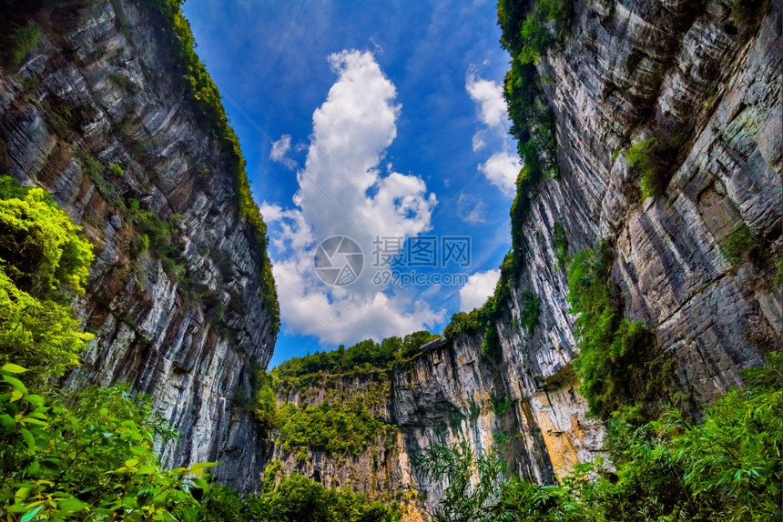 森林生态的地丰长水峡谷Difeng的WulongKarst石灰岩层这是武龙家世界自然遗产的重要组成部分图片