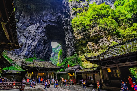 人悬崖绿色景观悬崖长水峡谷Difeng的WulongKarst石灰岩层这是武龙家世界自然遗产的重要组成部分背景