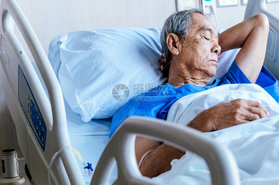 生病住院的老年人图片
