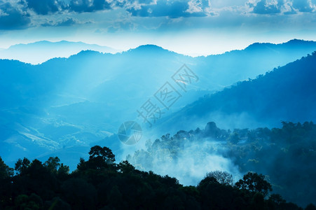 华丽的重点日出时风雨蓝山清晨温和的浓雾把河谷一个村庄泰国附近的农村景点和缅甸边境的Soft焦点盖上毯子场景图片