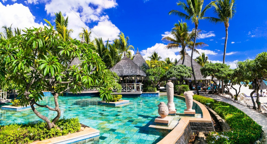毛里求斯岛度假日设有温泉区和游泳池的毛里求斯岛屿度假村领土早晨著名的图片