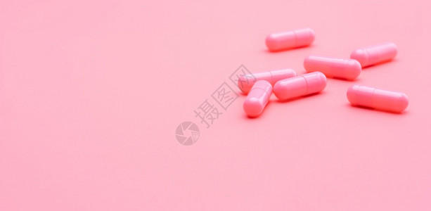 肠道在线的粉红本底维生素胶片药和补充在线店旗号医药业妇女健康保险概念爱与幸福生命的药丸为爱与幸福生活投下药丸细菌图片