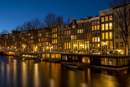 结构体建筑学船屋日落时荷兰阿姆斯特丹的传统房屋和豪华小船图片
