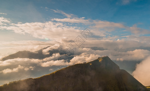 龙目岛爪哇印度尼西亚巴图尔火山顶端的美丽景色观图片