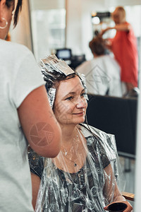 梳子在理发厅做美师的年轻女真实的人情况在现实世界里工作着的一位美发师职业沙龙图片