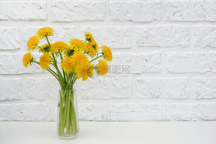 植物黄色的老桌子背景白砖墙上花瓶中的黄色蒲公英花束复制空间明信片文本设计概念的最小样式模板明信片设计概念Womenrsquos日图片