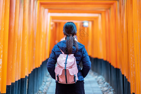 年轻女在日本亚洲京都旅游观光景点很受欢迎在日本京都游览观光景点时看着充满生机勃的橙色托里城大门程碑伏见亚洲人年轻的图片